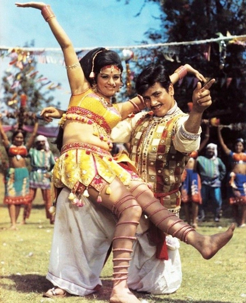 एक फिल्म का वाकया सुनाते हुए जितेंद्र ने बताया था कि शूटिंग के दौरान उन्हें एक्ट्रेस अरुणा ईरानी से बात करते हुए दरवाजे की तरफ मुड़कर हंसना था।