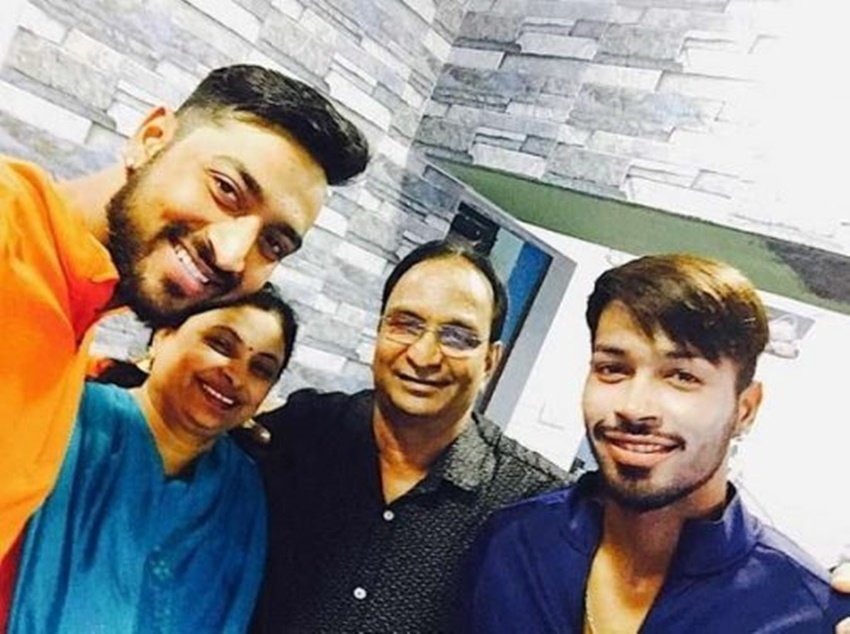 क्रुणाल और हार्दिक को क्रिकेट खेलने का शौक था तो पिता ने आर्थिक तंगी के बाद भी बेटों के सपने में रंग भरे।