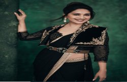 ब्लैक जॉर्जेट साड़ी में यूं ग्लैमरस अंदाज में नजर आईं माधुरी दीक्षित, इस डिजाइनर ने किया है तैयार