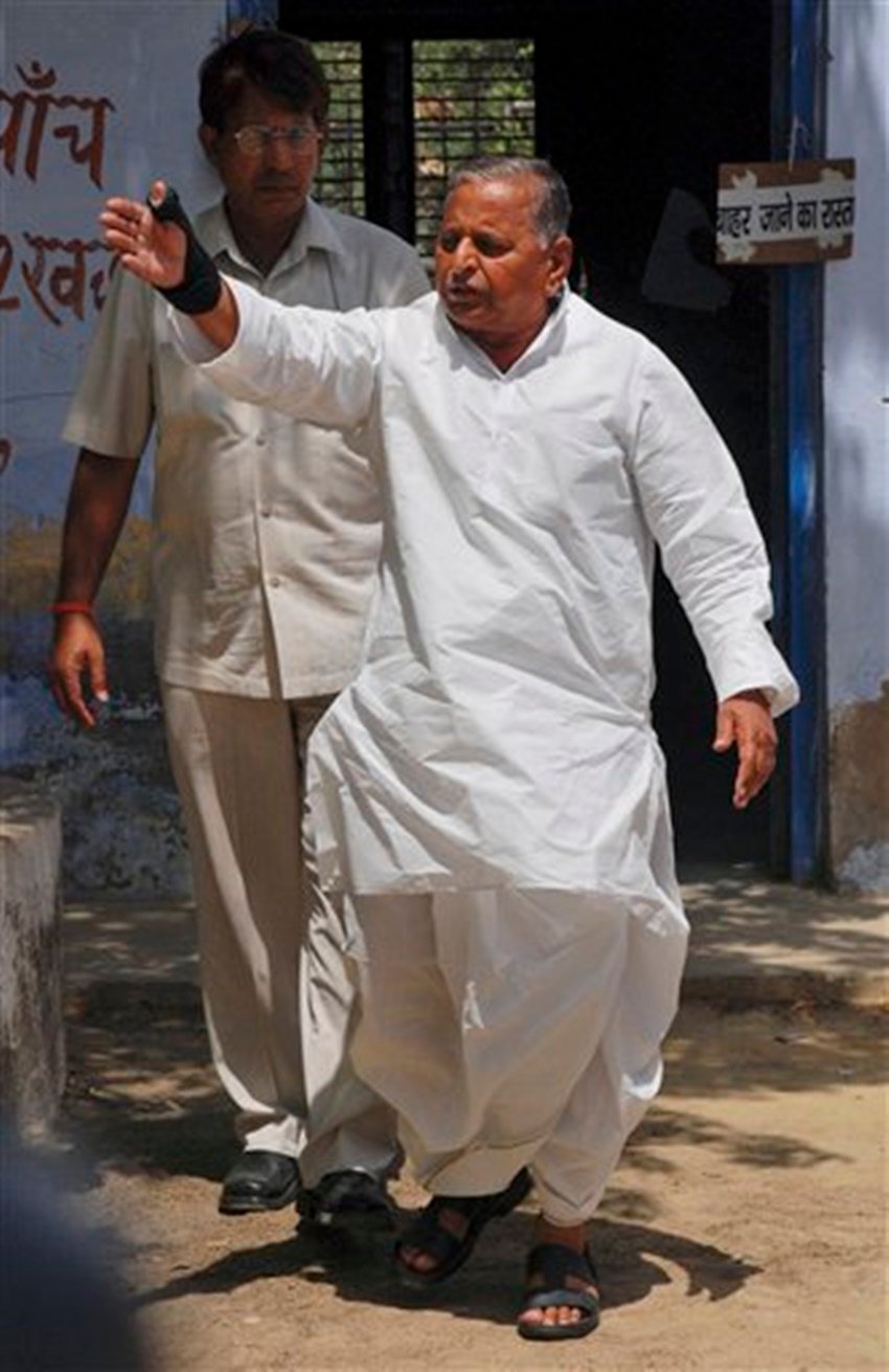 मंच पर बहस चल ही रही थी कि मुलायम सिंह यादव दर्शक दीर्घा से तेजी से दौड़ते हुए मंच पर पहुंचे औऱ गुस्से में इंस्पेक्टर को उठाकर पटक दिया। 