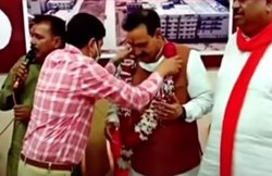 COVID-19: मास्क पर मीडिया को ज्ञान दे रहे थे MP के मंत्री, पर खुद लटका रखा था गर्दन के पास; समर्थक के चेहरे भी खुले मिले