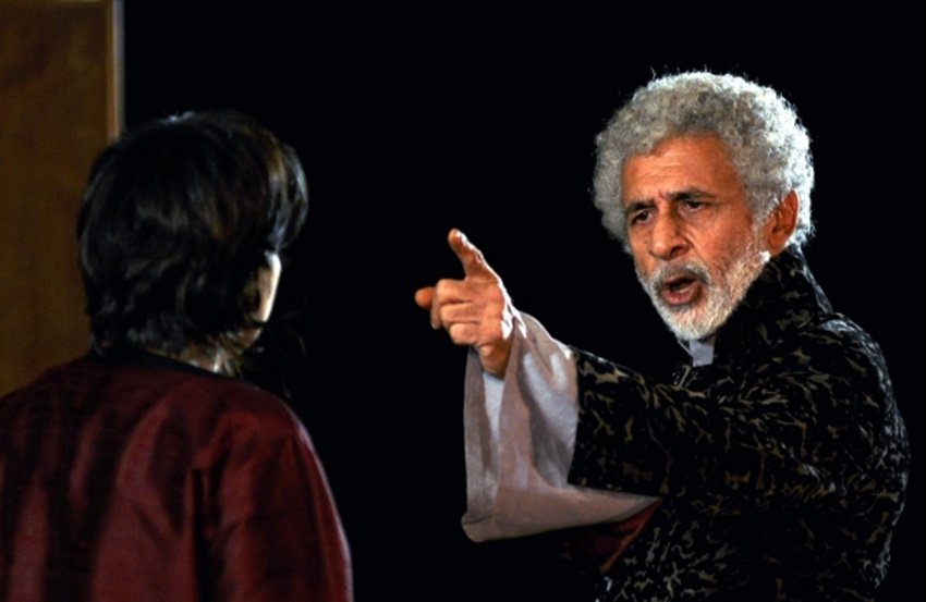 आज नसीरुद्दीन शाह और शबाना आजमी बहुत अच्छे दोस्त हैं।