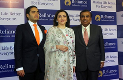 कोरोना टीके के लिए फैमिली समेत खुद को करा लें रजिस्टर, Reliance उठाएगा खर्च- कर्मचारियों से बोलीं नीता अंबानी