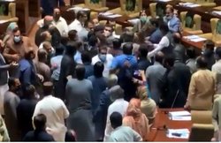 पाकिस्तान: विधानसभा में भिड़े पीएम की पार्टी के नेता और बागी, हाथापाई और चले घूंसे; VIDEO VIRAL