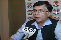 VIDEO: मूर्ख बनाते हैं, घर-घर मोदी बोल मत दीजिएगा…घर-घर से मोदी जी को धक्का दिया जाने वाला है- BJP नेता से बोले कांग्रेसी पैनलिस्ट