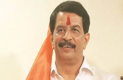 प्रदीप शर्मा: एनकाउंटर की सेंचुरी मारने वाले अफसर पर अंडरवर्ल्ड से संबंध का लगा आरोप, जेल भी गए फिर शिवसेना के हो गये