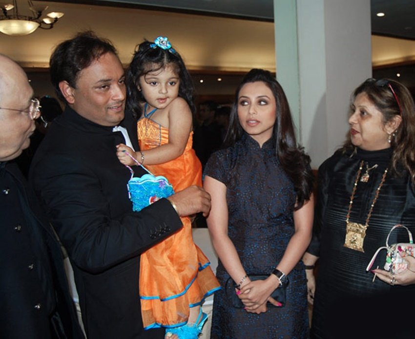 राजा मुखर्जी का कहना था कि वह अपनी मां से बहुत प्यार करते हैं और उन्हें लेकर काफी असुरक्षित भी रहते थे। जब रानी का जन्म हुआ तो उनकी मां उनके साथ ज्यादा समय बिताती थी जो राजा को अच्छी नहीं लगती थीं।