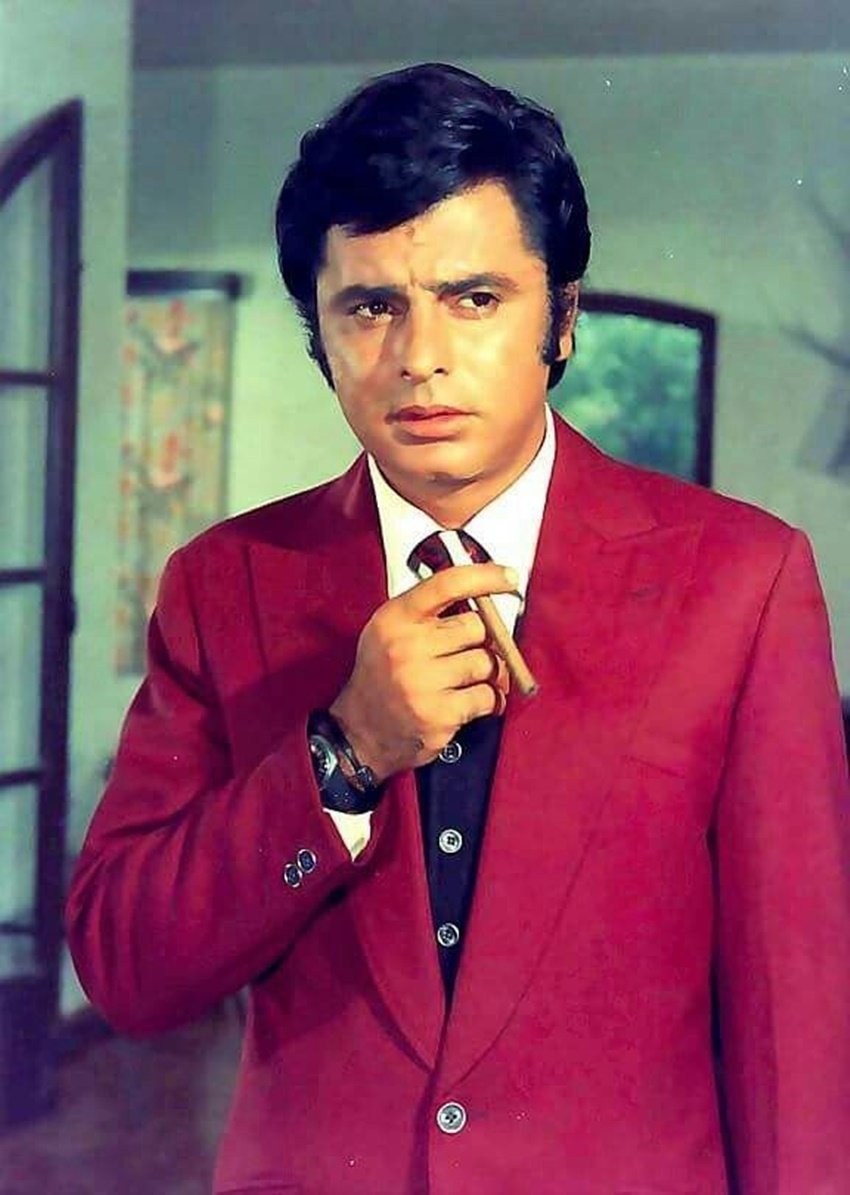 इस भिड़ंत में संजय खान ने शराब से भरा गिलास ऋषि कपूर के चेहरे पर दे मारा। गनीमत रही कि ज्यादा चोट नहीं आई लेकिन आंख के पास एक कट लग गया था।