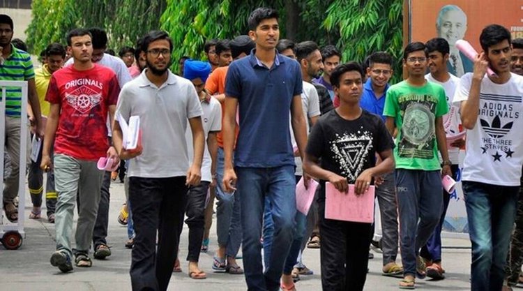 Sarkari Naukri: केंद्र और राज्य सरकारों ने अलग अलग विभागों में निकाल रखी हैं सरकारी नौकरी