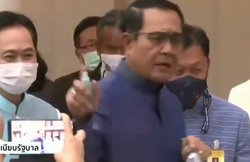 सवाल पूछने पर भड़के प्रधानमंत्री, पत्रकारों पर छिड़कने लगे सैनिटाइजर; पहले भी फेंक चुके हैं केले का छिलका