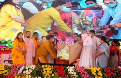 CM योगी के मंच पर हत्या, लूट का आरोपी गब्बर, पूर्व IAS ने उठाए सवाल