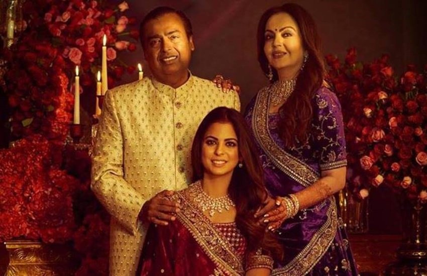 बता दें कि ईशा अंबानी मुकेश और नीता की एकमात्र बेटी हैं। अंबानी दंपत्ति ने अपनी बेटी की शादी में कोई कमी नहीं छोड़ी थी। 