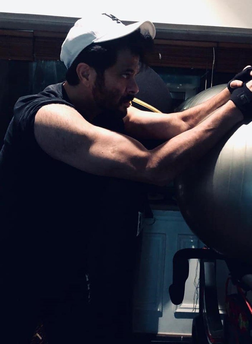 अनिल कपूर अपनी डाइट का सबसे ज्‍यादा ध्यान रखते हैं। वह अपनी डाइट से शुगर और जंक फूड को दूर रखते हैं और डेयरी प्रोडक्ट्स का भरपूर इस्तेमाल करते हैं।