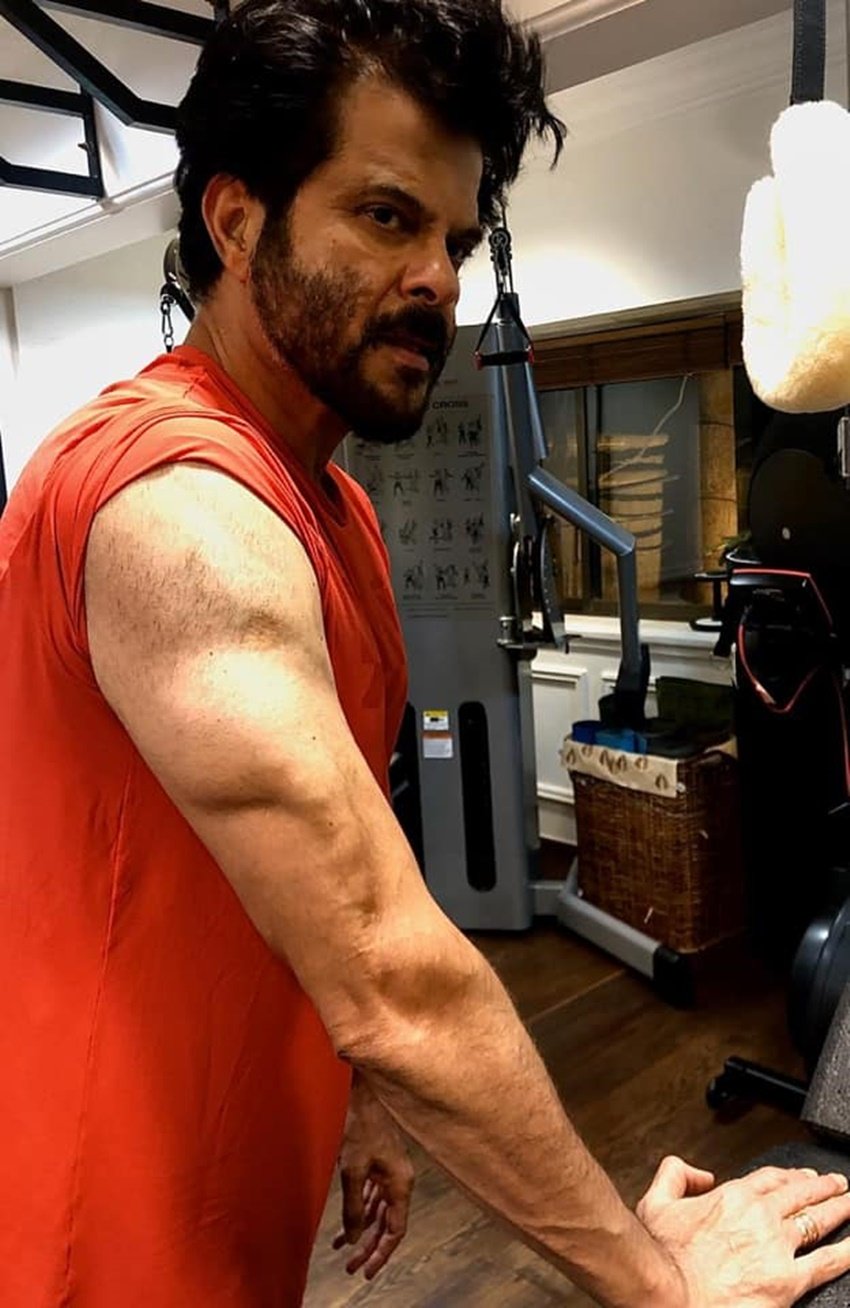 अनिल कपूर आज भी दो से तीन घंटे जिम में बिताते हैं। वह हमेशा ही अपने वर्कआउट में बदलाव करते रहते हैं। ( <a href="https://www.jansatta.com/photos/picture-gallery/mithun-chakraborty-madhuri-dixit-rift-when-dharmendra-actress-cheated-bjp-leader-for-anil-kapoor/1677874/">माधुरी दीक्षित की उस हरकत से सालों तक खफा रहे मिथुन, अनिल कपूर के लिए दिया था धोखा</a> )