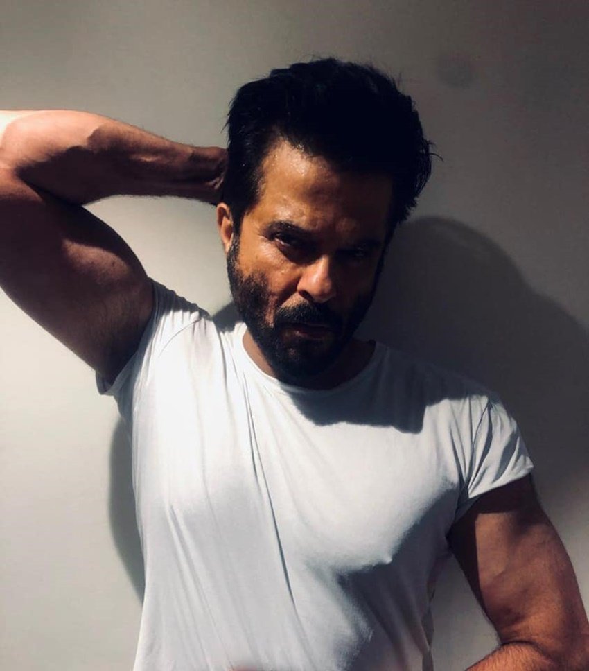 अनिल कपूर ने एक इंटरव्यू में बात करते हुए अपनी डाइट चार्ट के बारे में खुलासा किया और कहा- मैं सुबह 6 बजे उठता हूं और सबसे पहले एक केला खाता हूं। यह मुझे पोटेशियम और आयरन के साथ कार्बोहाइड्रेट देता है। मैं दिन में पांच से छह बार खाता हूं। (Photos: Social Media)