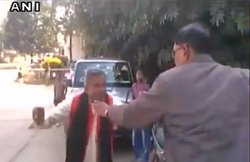 …जब गाड़ी से नेमप्लेट हटवाने पर भड़के भाजपा नेता ऑफिसर को पीटने लगे, बोले- तुम्हारे मालिक हैं हम