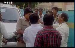 भाजपा विधायक ने ऑन ड्यूटी जवान को मारा तमाचा तो समर्थकों ने इंस्पेक्टर पर तान दी थी बंदूक, बीच सड़क हुए हंगामे का वीडियो हुआ था वायरल