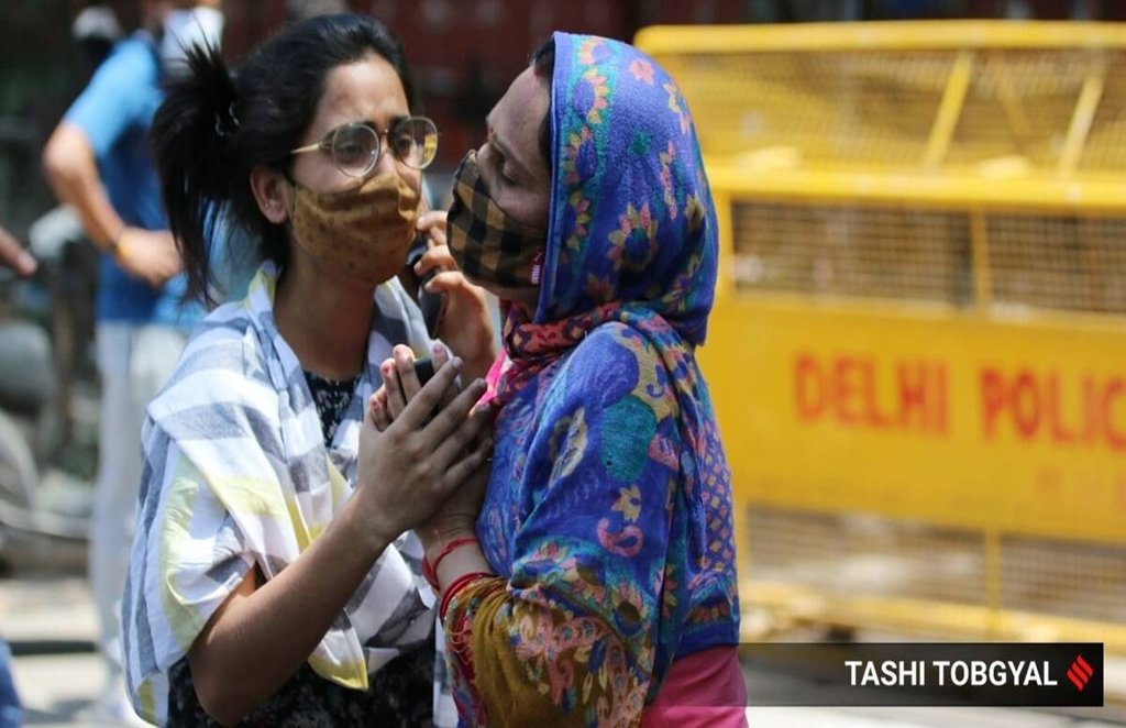 दिल्ली के अस्तपताल के बाहर की कोरोना संक्रमित के परिजन (फोटो- इंडियन एक्सप्रेस/ताशी तोब्याल)
