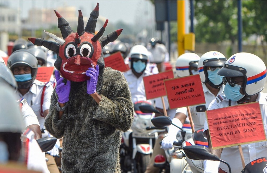 तमिलनाडु के चेन्नई शहर में कोरोना वायरस संक्रमण को लेकर लोगों को जागरूक करते हुए ट्रैफिक पुलिस के जवान। (फोटोः पीटीआई)