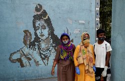 कोरोना का कहर: श्मशान फुल तो कॉलोनी में जलाया शव, वीडियो वायरल हुआ तो बैठी जांच; कोविड टेस्ट से मना कर रहीं लैब्स