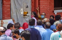 कई राज्यों में वैक्सीन की कमी, दिल्ली में भी 7 दिन का स्टॉक, केजरीवाल बोले- नहीं लगेगा लॉकडाउन लेकिन…