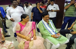 तृणमूल MP काकोली घोष ने बीजेपी पर साधा निशाना, कहा- इन्हें झूठ बोलने की बीमारी, औरतें झाड़ू लेकर दौड़ाएंगी