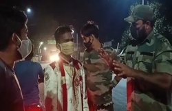 शादी करने बाइक से अकेले निकला दूल्हा, पुलिसवाले बोले- 5 बाराती तो ले आते, बताई मजबूरी