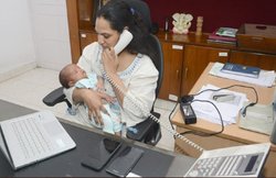 दुधमुंहे बच्चे को गोद में ले निपटाती थीं काम, कोरोना में मेटरनिटी लीव छोड़ ड्यूटी निभाने वाली IAS की कहानी