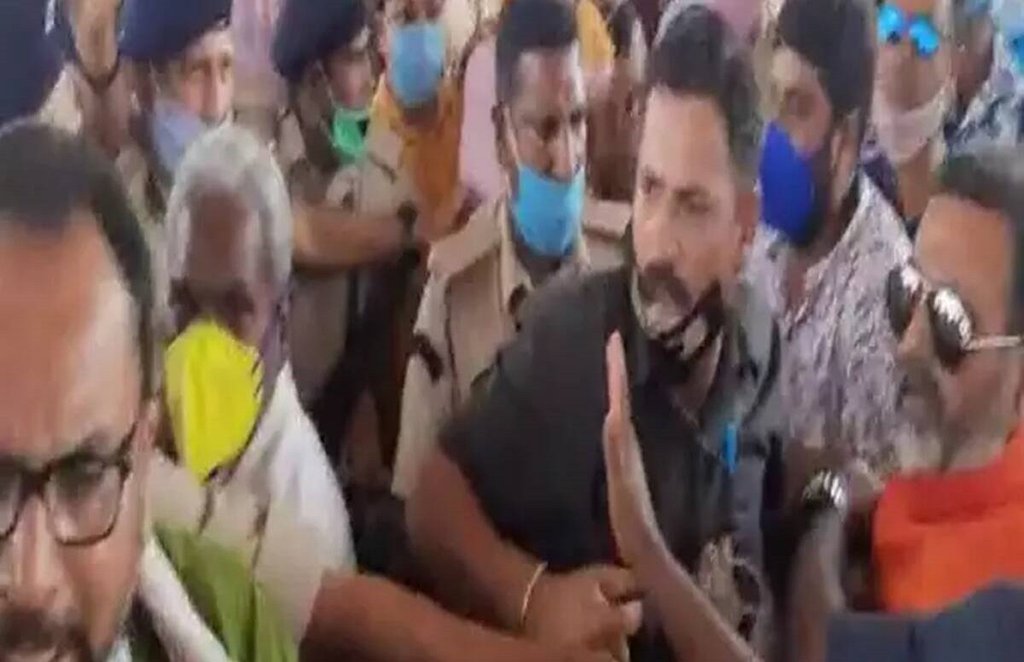 Jharkhand train, Nishikant Dubey, Pradeep Yadav, Dubey Yadav clash, Ranchi news, Jharkhand news, Uproar before the start of new train in Godda, MP MLA clashed before the inauguration of the train in Godda, MP and MLA clashed in Godda, before the train started in Godda,गोड्डा में नई ट्रेन के शुरू होने से पहले हंगामा, गोड्डा में ट्रेन के उद्घाटन से पहले भिड़े सांसद विधायक, गोड्डा में सांसद और विधायक भिड़े, गोड्डा में ट्रेन शुरू होने से पहले भिड़ंत,Hindi News, News in Hindi, jansatta