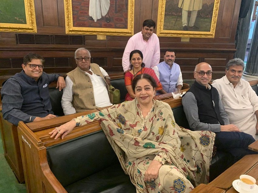 किरण खेर पहली बार साल 2014 में सांसद बनीं। 2019 में भी वह चंडीगढ़ से चुनकर लोकसभा पहुंची हैं। ( <a href="https://www.jansatta.com/photos/picture-gallery/5-celeb-stepfathers-who-share-a-beautiful-and-cordial-relationship-with-their-stepchildren/1422015/">अनिल कुंबले से अनुपम खेर तक, अपने सौतेले बच्चों से काफी अच्छी बॉन्डिंग शेयर करते हैं ये सेलेब्स</a> )