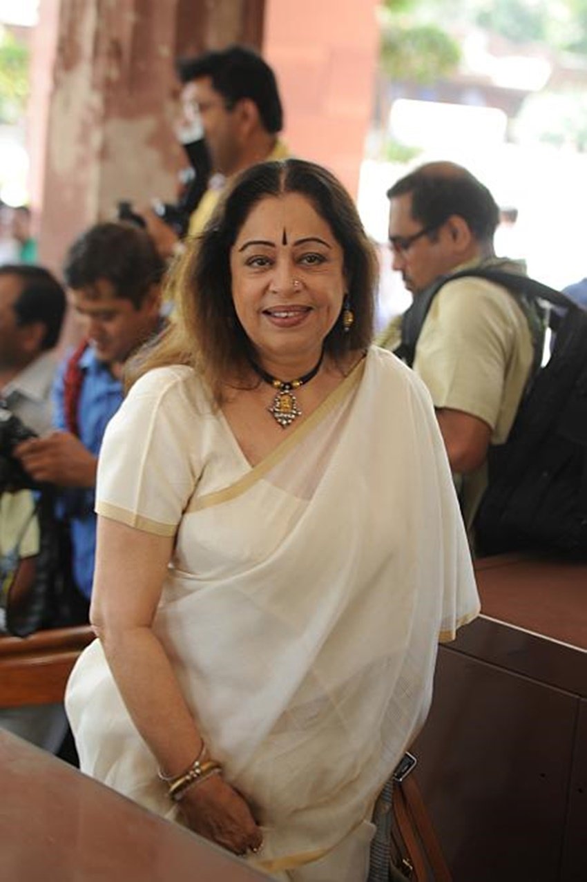 किरण खेर ने 1983 में बॉलीवुड में एंट्री की थी। उन्होंने रई शानदार फिल्मों में अभिनय किया है। सरदारी बेगम के लिए उन्हें नेशनल अवार्ड से भी सम्मानित किया गया था। ( <a href="https://www.jansatta.com/photos/picture-gallery/when-akshay-kumar-actress-archana-puran-singh-denied-to-kiss-anupam-kher-later-doing-liplock-with-sunny-deol/1531421/">जब अर्चना पूरन सिंह ने अनुपम खेर को किस से कर दिया था मना, सनी देओल संग किया लिपलॉक</a> )