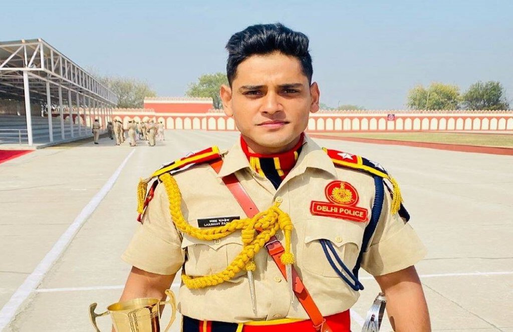 लक्ष्य पांडेय का मानना ​​है कि "सेल्फ-स्टडीज किसी भी कोचिंग से बेहतर है"। (photo/ twitter/Lakshay Pandey
@lakshay_cop)