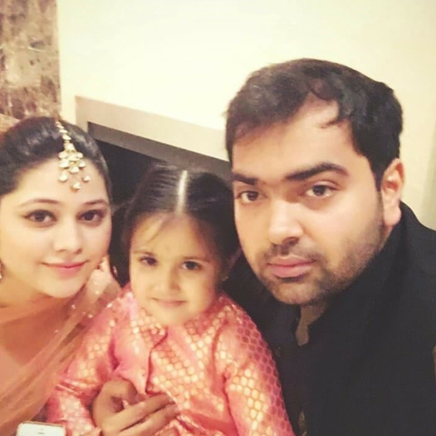 अनुष्का ने इंटीरियर डिजाइनिंग में ग्रैजुएशन किया। शादी के बाद उन्होंने रेवाड़ी से ही लॉ की डिग्री भी हासिल की।