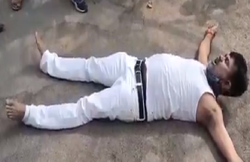 फटा कुरता खोल सड़क पर लोटने लगे बीजेपी विधायक, रोते-चिल्लाते बताया- मुझे कप्तान ने मार दिया