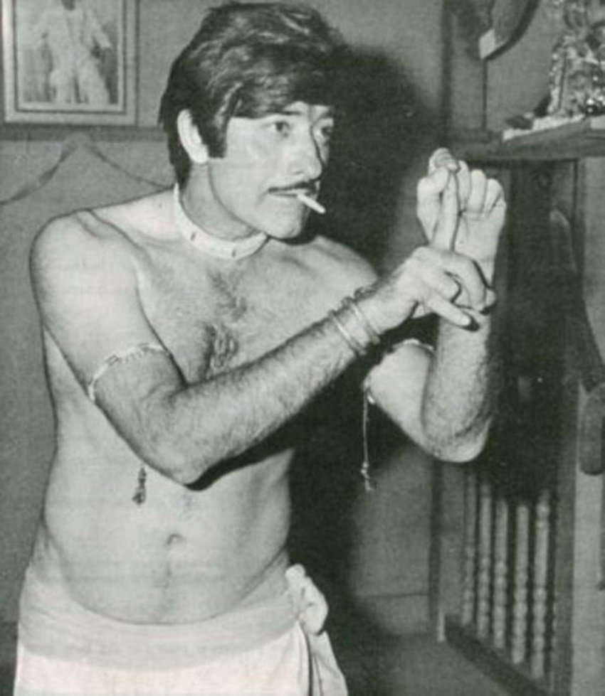 Raajkumar Life Story: राजकुमार अपने जमाने के दमदार एक्टर थे। जितनी शानदार उनकी अदाकारी थी उतनी ही चर्चा उनके एटीट्यूड की भी होती थी। कई एक्टर राजकुमार (Rajkumar) के अक्खड़ रवैये के कारण उनके साथ काम करने से बचा करते थे। सुपरस्टार रजनीकांत (Rajnikanth) के साथ भी राजकुमार से जुड़ा एक रोचक किस्सा है।