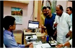 ‘अभी तुम नये-नये आए हो, विधायक से बात करने का तरीका नहीं आता…’, IAS को चैंबर में हड़काते भाजपा MLA का वीडियो हुआ था वायरल..