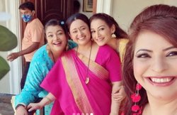 गोकुलधाम सोसाइटी की लेडीज ने साथ ली सेल्फी, तो दया बेन को मिस करने लगे फैंस; TMKOC की रौशन भाभी ने कही ये बात