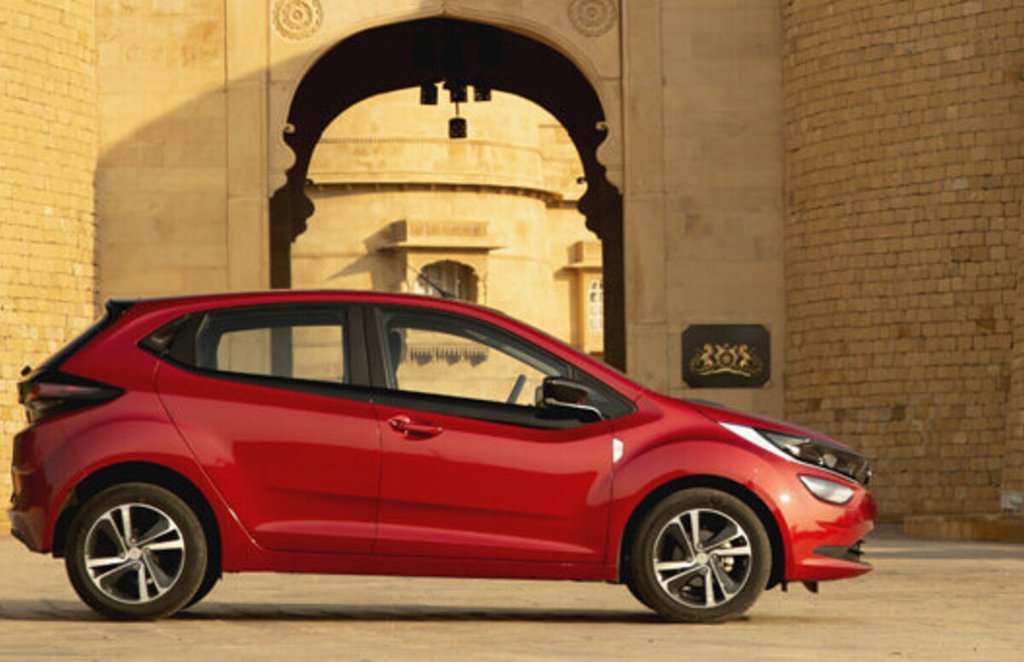 Top 5 budget cars in India with mileage  premium features and safety Altroz XUV300 Nexon Vitara Brezza  Marazzo