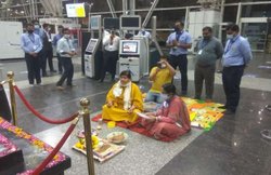 MP: कोरोना से बचाने को शिवराज की मंत्री एयरपोर्ट पर ही करने लगीं पूजा, नहीं लगा था मास्क; वायरल VIDEO पर ट्रोल