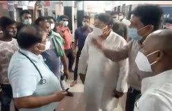 MP: कोरोना से मरीज की मौत पर अस्पताल पहुंच गए कांग्रेस नेता, बुरी तरह डांटा, डॉक्टर ने दिया इस्तीफा