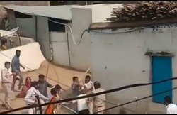 वायरल वीडियोः शिवराज की पुलिस ने कैसे भांजी निहत्थे ग्रामीणों पर लाठियां, देखें