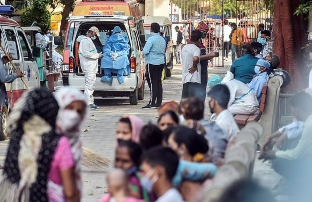 कानपुर के हैलट अस्पताल का एक वीडियो सामने आया है। वीडियो के अनुसार तंत्र मंत्र करने वाली दो महिला ने एक कोरोना संक्रमित महिला को बेड पर जकड़कर कर मार डाला। (फोटो - पीटीआई) 