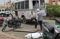 MP: इधर परिजन का आरोप- नहीं हवाले की जा रही लाशें, उधर एंबुलेस से शव गिरने का VIDEO वायरल