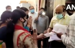 नोएडाः CMO के पैर पकड़ गिड़गिड़ाने लगे मरीजों के परिजन, महिलाएं बोलीं- रेमडिसिविर दिलवा दीजिए