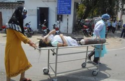 सुप्रीम कोर्ट ने केंद्र को लगाई फटकार, कहा- सोशल मीडिया पर ऑक्सीजन, बेड की शिकायत गलत नहीं, कार्रवाई हुई तो अवमानना