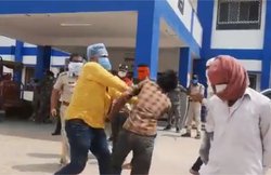 पिता का शव मांगा तो बेटे को पीटने लगे CMO, देने लगे भद्दी गालियां