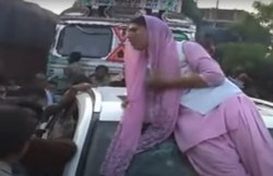 VIDEO: गाड़ी पर चढ़ सपा के झंडे को फाड़ दिया, छेड़खानी के आरोप पर आगरा में खूब हुआ था बवाल