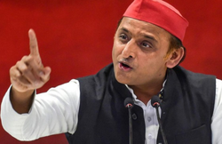 संतों से अखिलेश यादव की माफी पर अर्णब का तंज, मुलायम के पाप कैसे धोएंगे?