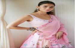 Fashion Tips: इन तरीकों से कैरी करें दुपट्टा, मिलेगा स्टाइलिश लुक