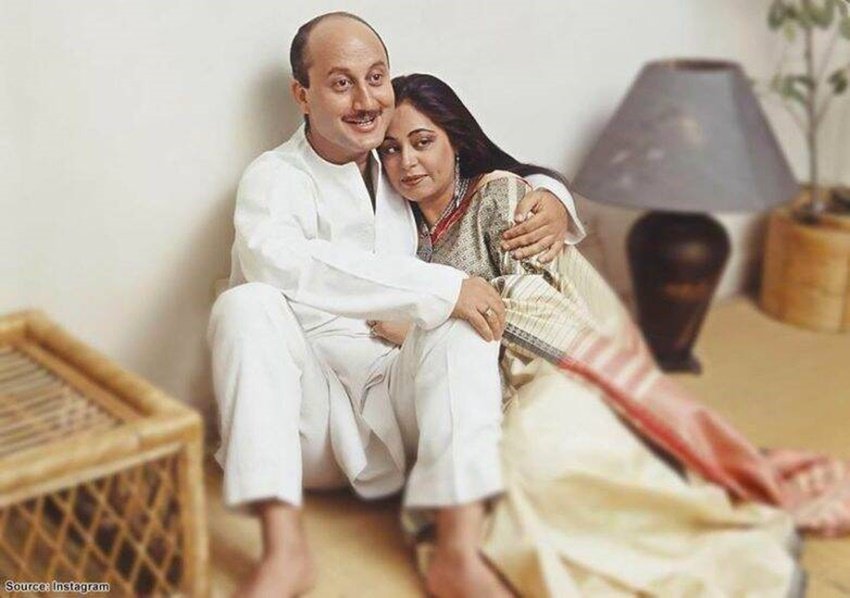 अनुपम खेर और किरण खेर जब रिलेशनशिप में आए तो पहले से शादीशुदा थे। शादी के बाद मेडिकल कंडीशन्स के कारण ये दंपति कभी पैरेंट नहीं बन पाया।